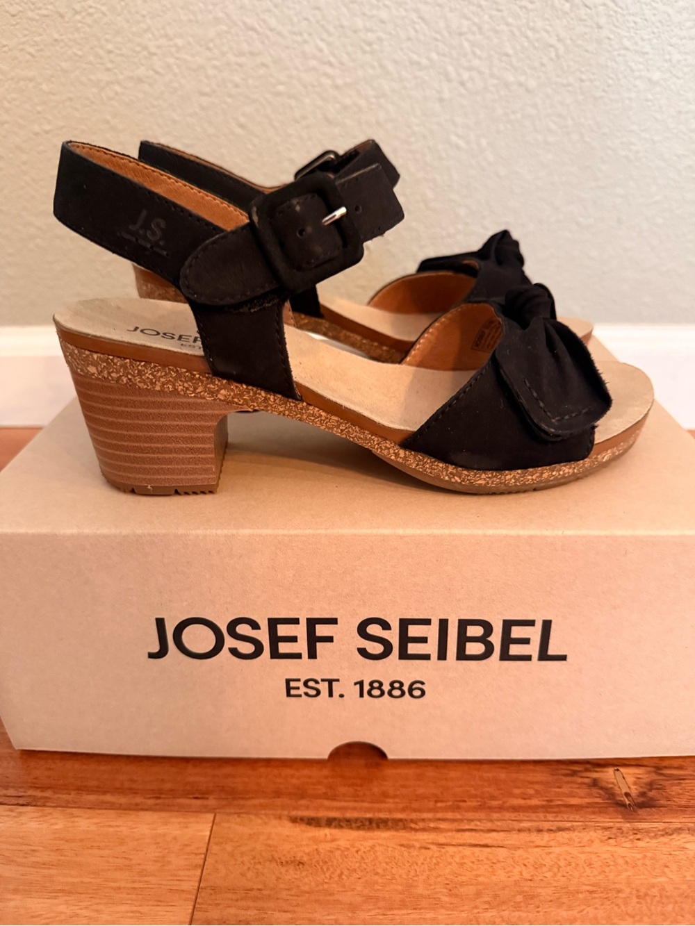 Josef Seibel - Grace 11 sandal in black